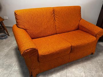 divani arancioni a due posti!