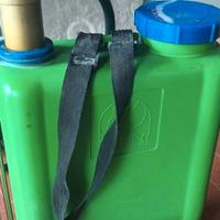 pompa a spalla per orto o giardino