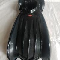Batmobile nera con strisce lunghe arancioni