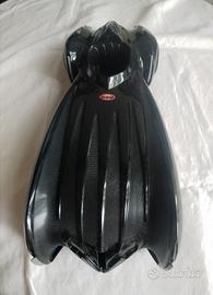 Batmobile nera con strisce lunghe arancioni