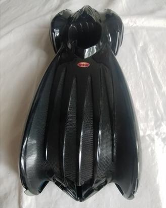 Batmobile nera con strisce lunghe arancioni