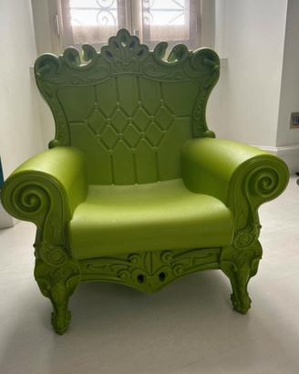 Poltrona in plastica design ”little queen of love”