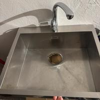 Lavandino con rubinetto