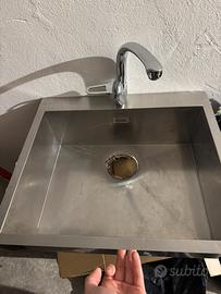 Lavandino con rubinetto