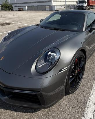 Porsche 992 carrera 4