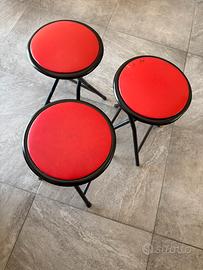 Set 3 sgabelli rossi con struttura in metallo