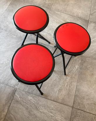 Set 3 sgabelli rossi con struttura in metallo