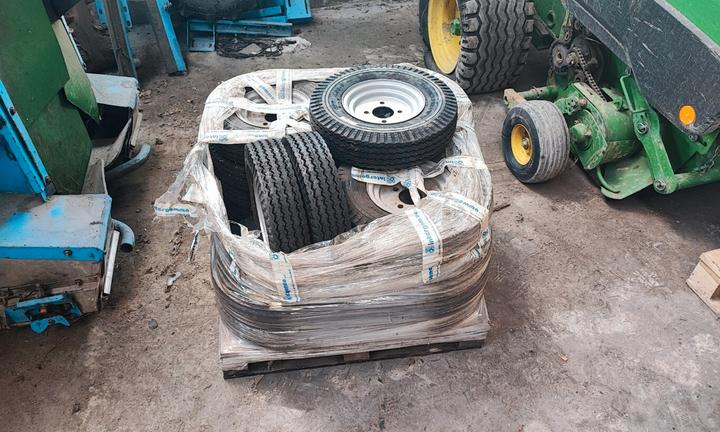 Set 20 gomme nuove con cerchio 4.00-8