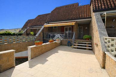 VILLA A SCHIERA A ARDEA