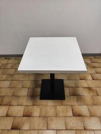 Tavolo quadrato in laminato.