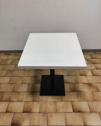 Tavolo quadrato in laminato.