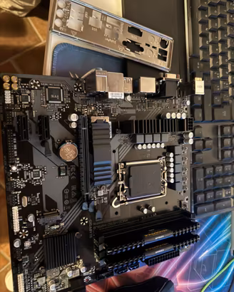 Scheda madre B760m Gigabyte + DDR4 16gb