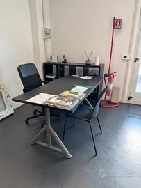 Scrivania Idasen e Kallax con base