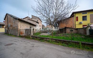 Casa semi-indipendente con ampio cortile e fabbric
