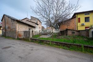 Casa semi-indipendente con ampio cortile e fabbric