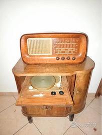 Mobile radio a valvola Magnadyne S88 e giradischi