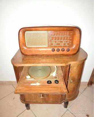 Mobile radio a valvola Magnadyne S88 e giradischi