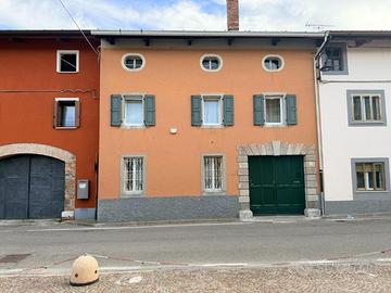 CASA PADRONALE CON MINIAPPARTAMENTI E GIARDINO