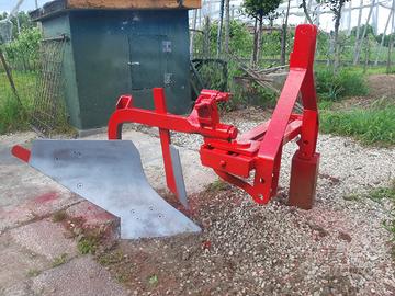 aratro per trattore piccolo