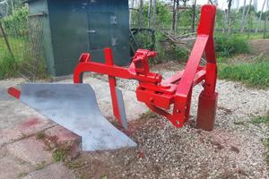 aratro per trattore piccolo