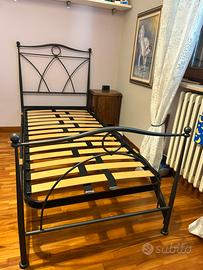 Letto a una piazza in ferro battuto scuro