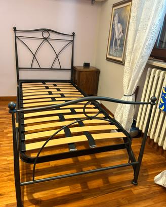 Letto a una piazza in ferro battuto scuro