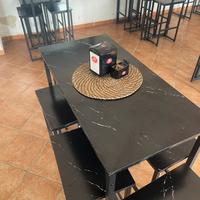 Tavolini con sgabelli