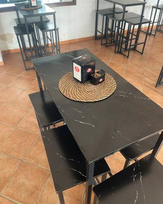 Tavolini con sgabelli