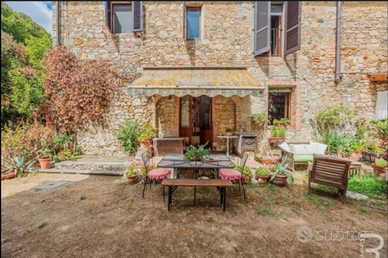 Porzione di casa in borgo