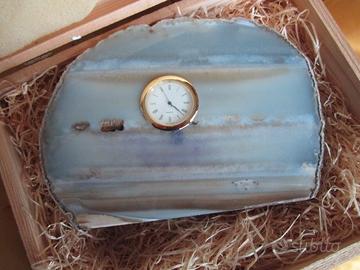 Agata con orologio