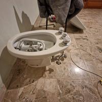 Bidet in ceramica bianca con rubinetteria