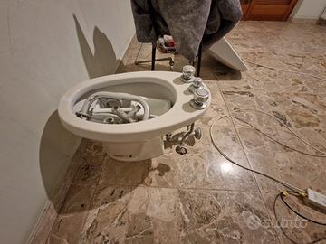 Bidet in ceramica bianca con rubinetteria
