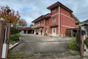 Indipendente su due livelli con ampi spazi esterni