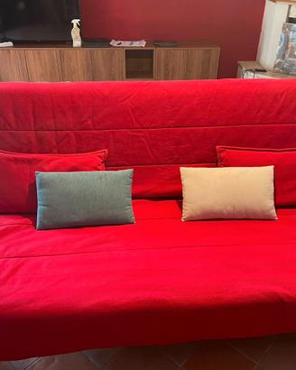 Divano letto con cuscini
