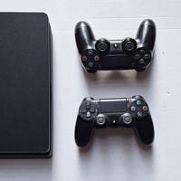 ps4 slim con due controller