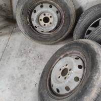 Tre cerchi con gomme per Fiat Ducato