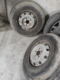 Tre cerchi con gomme per Fiat Ducato