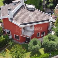 VILLA CON GARAGE E GIARDINO!!!!