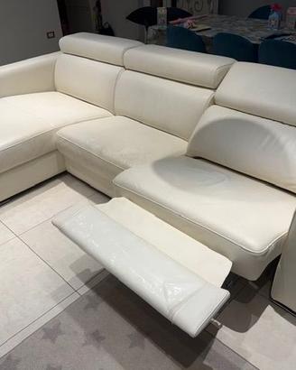 Divano in pelle bianca con chaise longue e relax