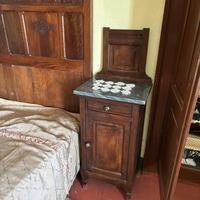 Coppia di comodini con piano in marmo