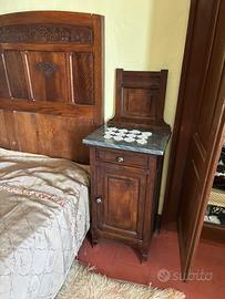 Coppia di comodini con piano in marmo