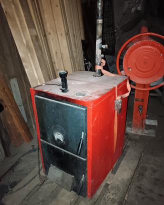 Piccola caldaia a legna