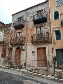 Stabile intero in piazza, centro storico