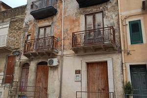 Stabile intero in piazza, centro storico