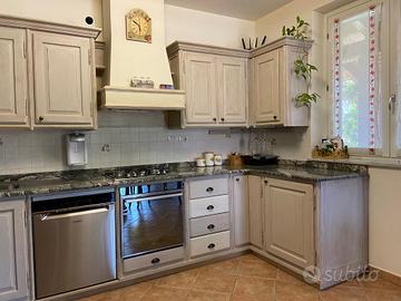 Cucina in vero legno stile shabby con topin marmo