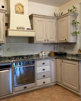 Cucina in vero legno stile shabby con topin marmo