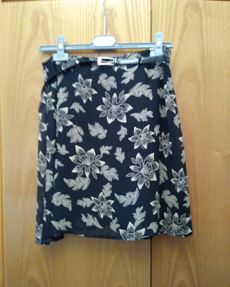 Gonna fondo nero con fiori bianchi