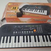 Pianola per scuola con alimentatore.