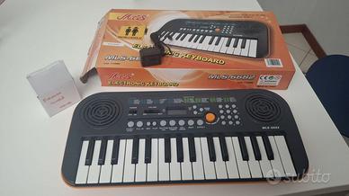 Pianola per scuola con alimentatore.