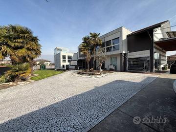 Casa indipendente di 441 m² con 4 locali e posto a